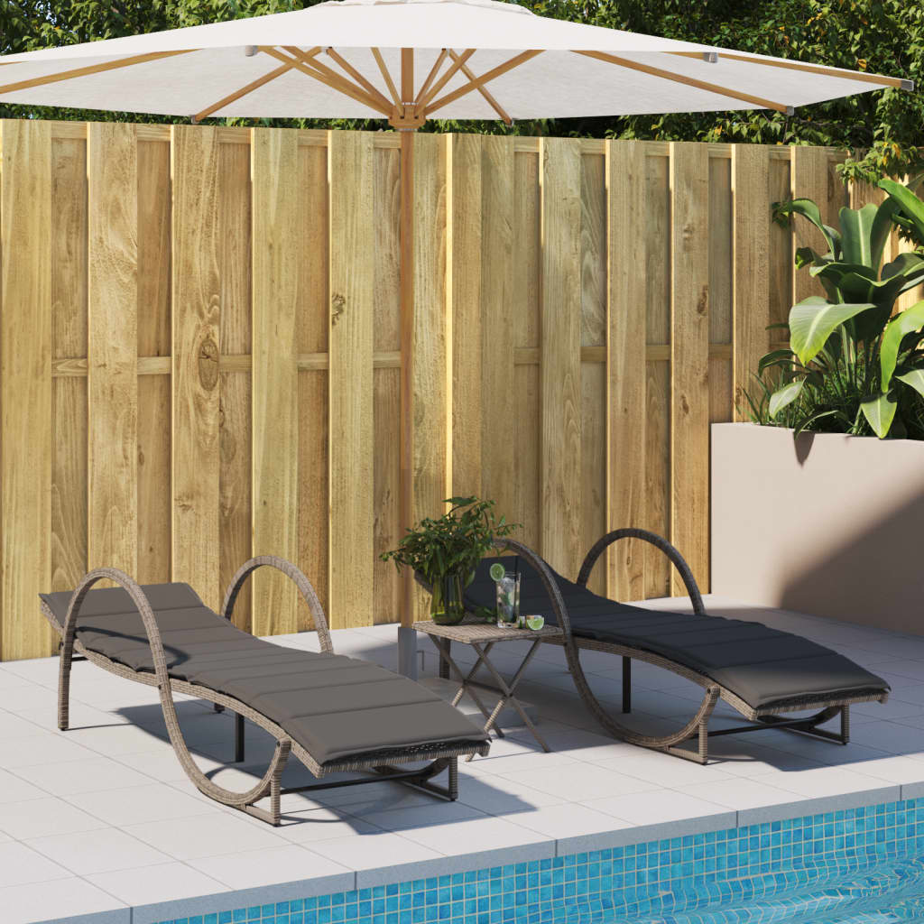 Sonnenliegen 2 Stk. mit Tisch Grau Poly Rattan