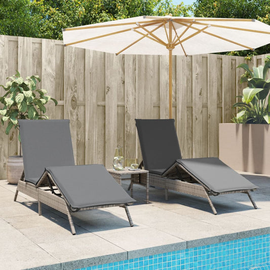 Sonnenliegen 2 Stk. mit Tisch Grau Poly Rattan