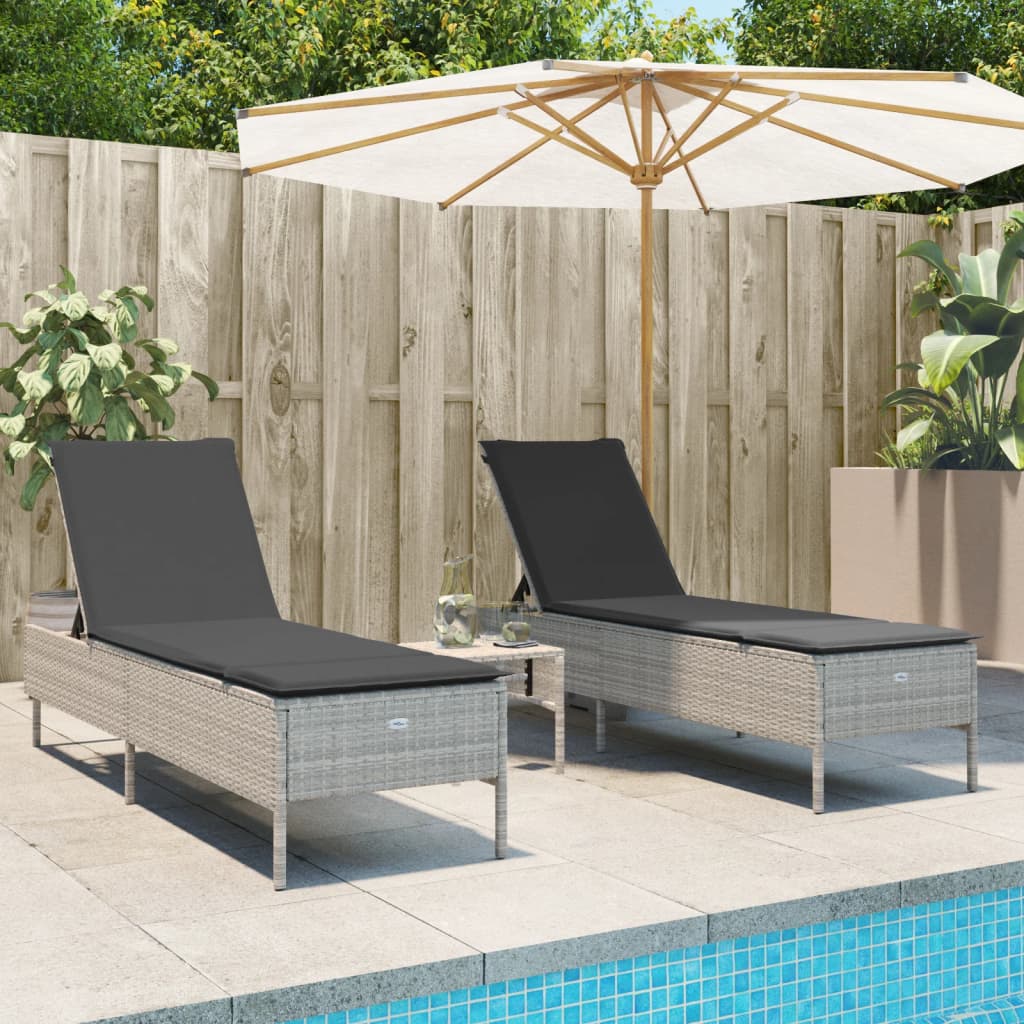 Sonnenliegen mit Auflagen 2 Stk. Hellgrau Poly Rattan